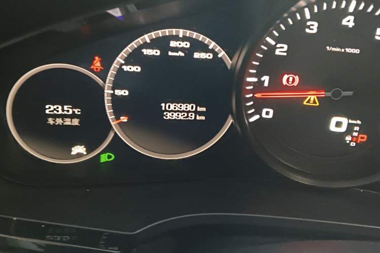 Used Porsche Cayenne 2018 Cayenne 3.0T Odometer Close Up