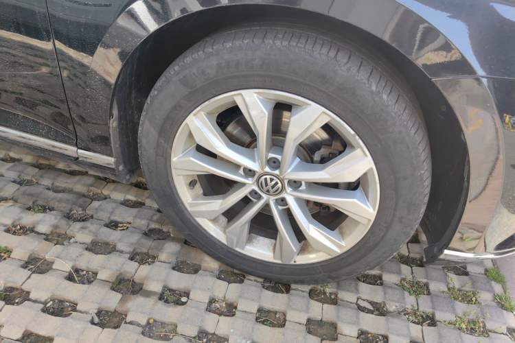 Used Volkswagen Magotan 2017 330TSI DSG Luxury Model Right Front Wheel Hub