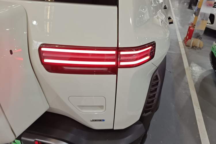 Used Formula Leopard Titanium 3 2025 Model 501KM Rear-Drive Ultra Version Exterior 3