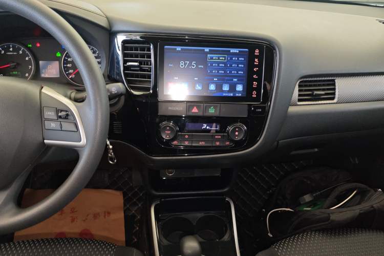 Used Mitsubishi Outlander 2018 2.0L Two-Wheel Drive Fashion Edition 5 Seats Audio And AC Panel