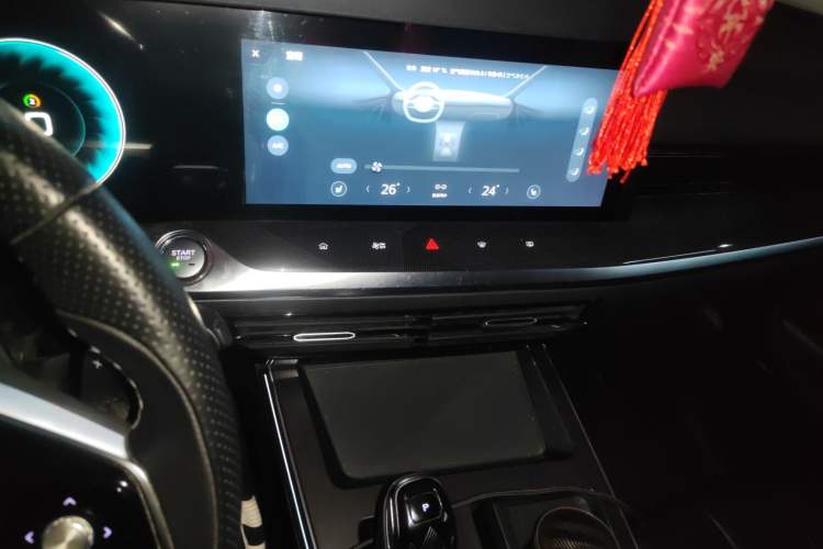 Used Roewe RX5 eMAX 2022 1.5T PHEV Fearless Prestige Edition Audio And AC Panel