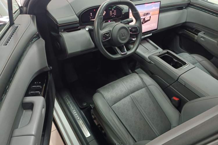 Used Zeekr 7X 2025 100 kWh Long-Range Rear-Wheel Drive with Intelligent Driving Features
