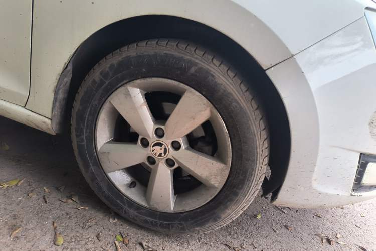 Used Skoda Rapid 2013 1.6L Manual Smart Selection Model Right Front Wheel Hub