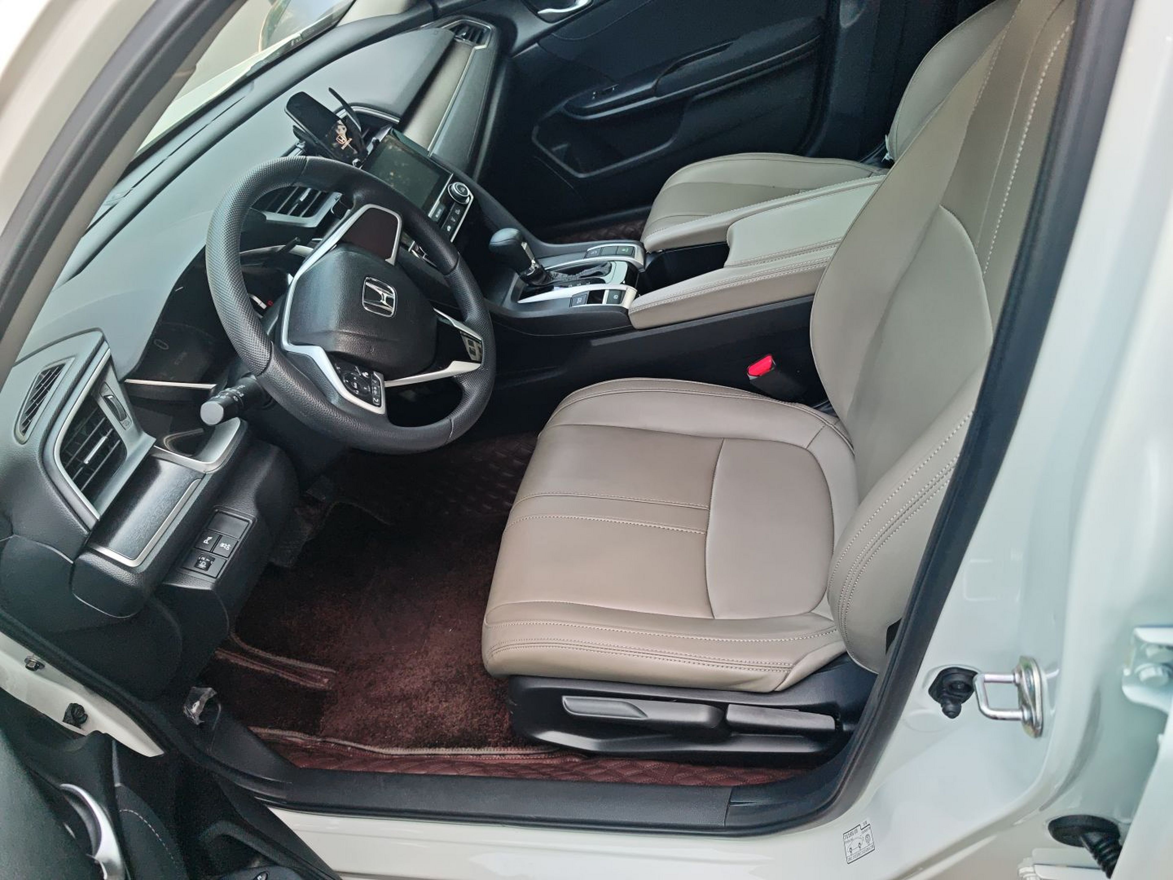 Переднее сиденье в автомобиле