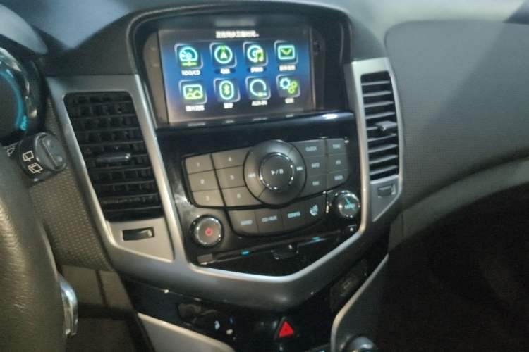 Used Chevrolet Cruze 2013 Hatchback 1.6T Automatic Flagship Model Audio And AC Panel