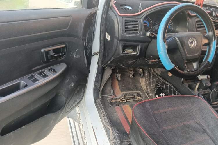 Used Dongfeng Fengon 330 2014 1.5L Manual Utility Version DK15 Driver Seat