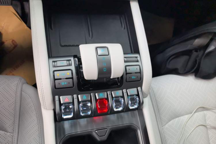 Used Formula Leopard Titanium 3 2025 501KM All-Wheel Drive Intelligent Driving Ultra Version Gear Lever