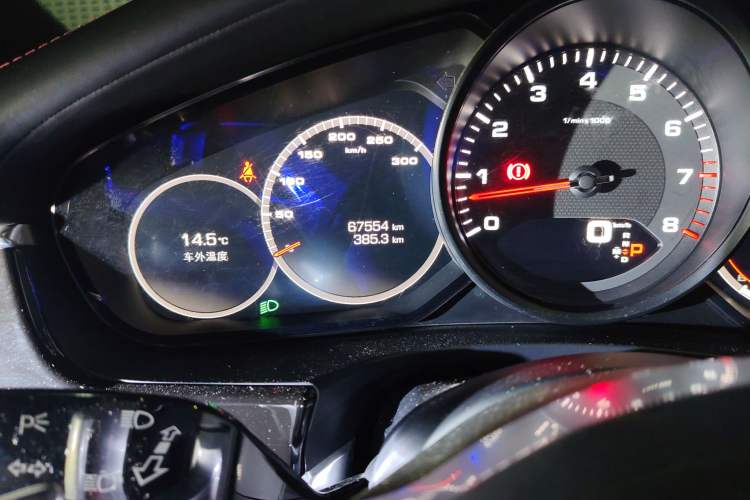 Used Porsche Panamera 2017 Panamera 3.0T Odometer Close Up