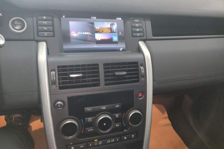 Used Land Rover Discovery Sport 2018 240 PS SE Version Audio And AC Panel