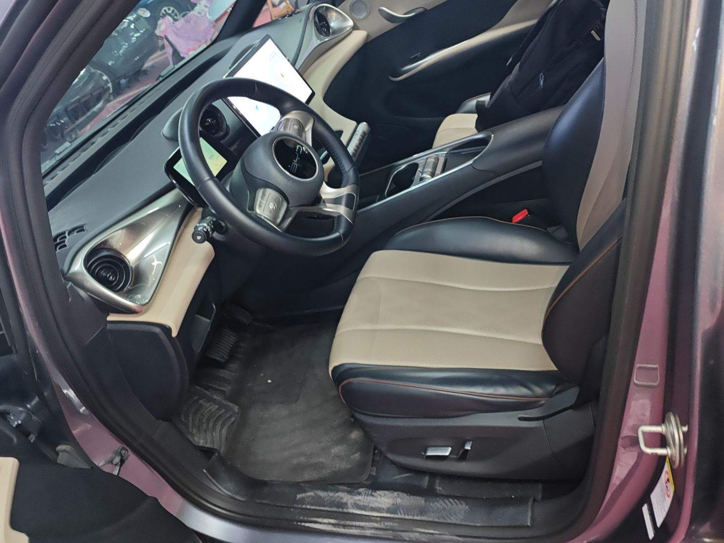 المقاعد الأمامية داخل السيارة