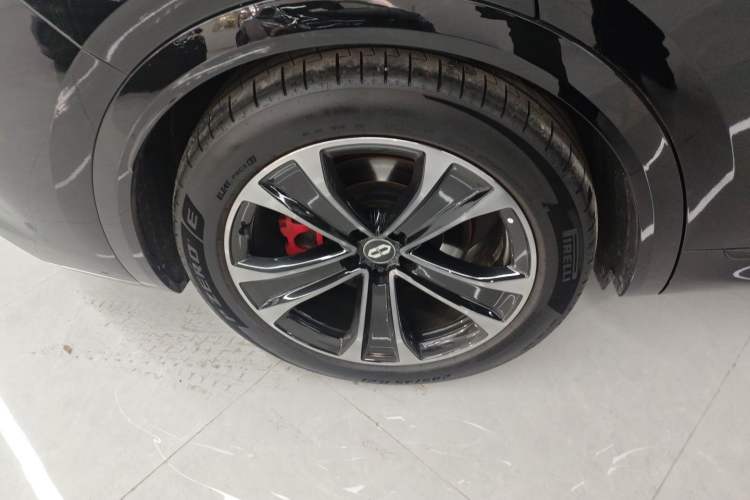 Used Hima AITO M8 2025 Extended-Range Max Version 37 kWh 6-Seater Right Rear Wheel Hub