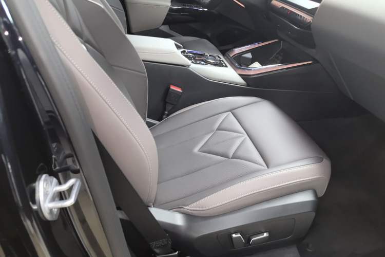 Used BMW X3 2025 xDrive30L Luxury Edition M Sport Package Right Front Seat