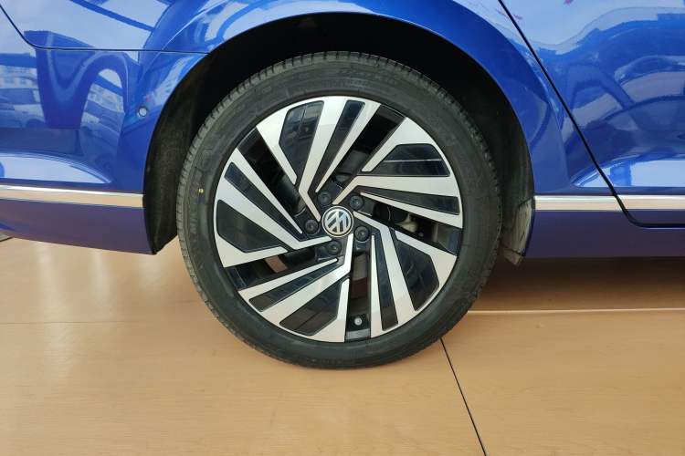 Used Volkswagen Magotan GTE Plug-in Hybrid 2020 GTE Prestige Model Right Rear Wheel Hub