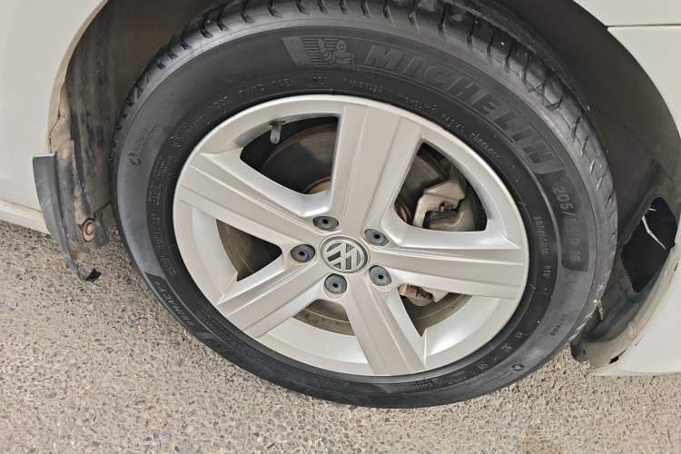 Used Volkswagen Golf 2016 1.6L Automatic Comfort Model Right Front Wheel Hub