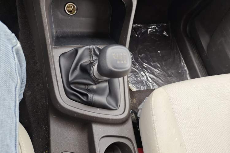 Used Wuling Hongguang V 2022 1.5L Jingqu Edition Enclosed-Window Vehicle with Hydraulic Power Steering LAR