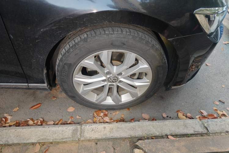 Used Volkswagen Magotan 2017 330TSI DSG Luxury Model Right Front Wheel Hub