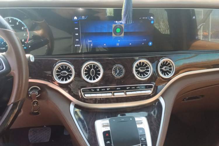 Used Mercedes-Benz Vito 2023 2.0T Business Version 7 Seats Audio And AC Panel