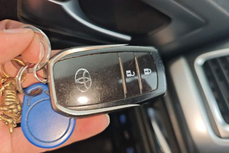 Used Toyota Highlander 2018 2.0T Four-Wheel Drive Luxury Version 7 Seats China VI Standard Vehicle Key