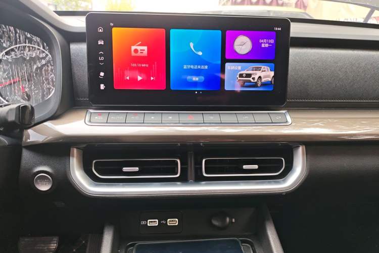 Used Great Wall Poer 2025 2.0T Commercial Pickup Truck Automatic Diesel 4x4 Comfort Edition Audio And AC Panel