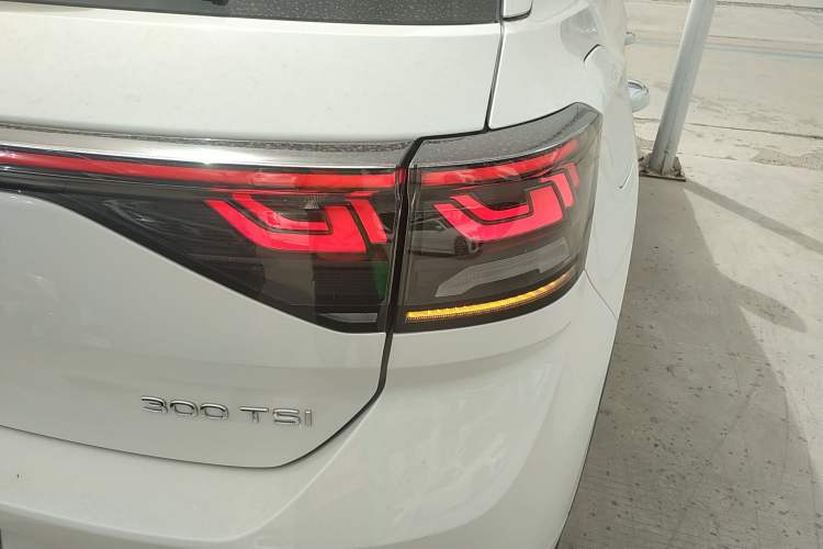 Used Volkswagen T-ROC 2023 300TSI DSG Two-Wheel-Drive Chen Guang Edition Right Rear Taillight