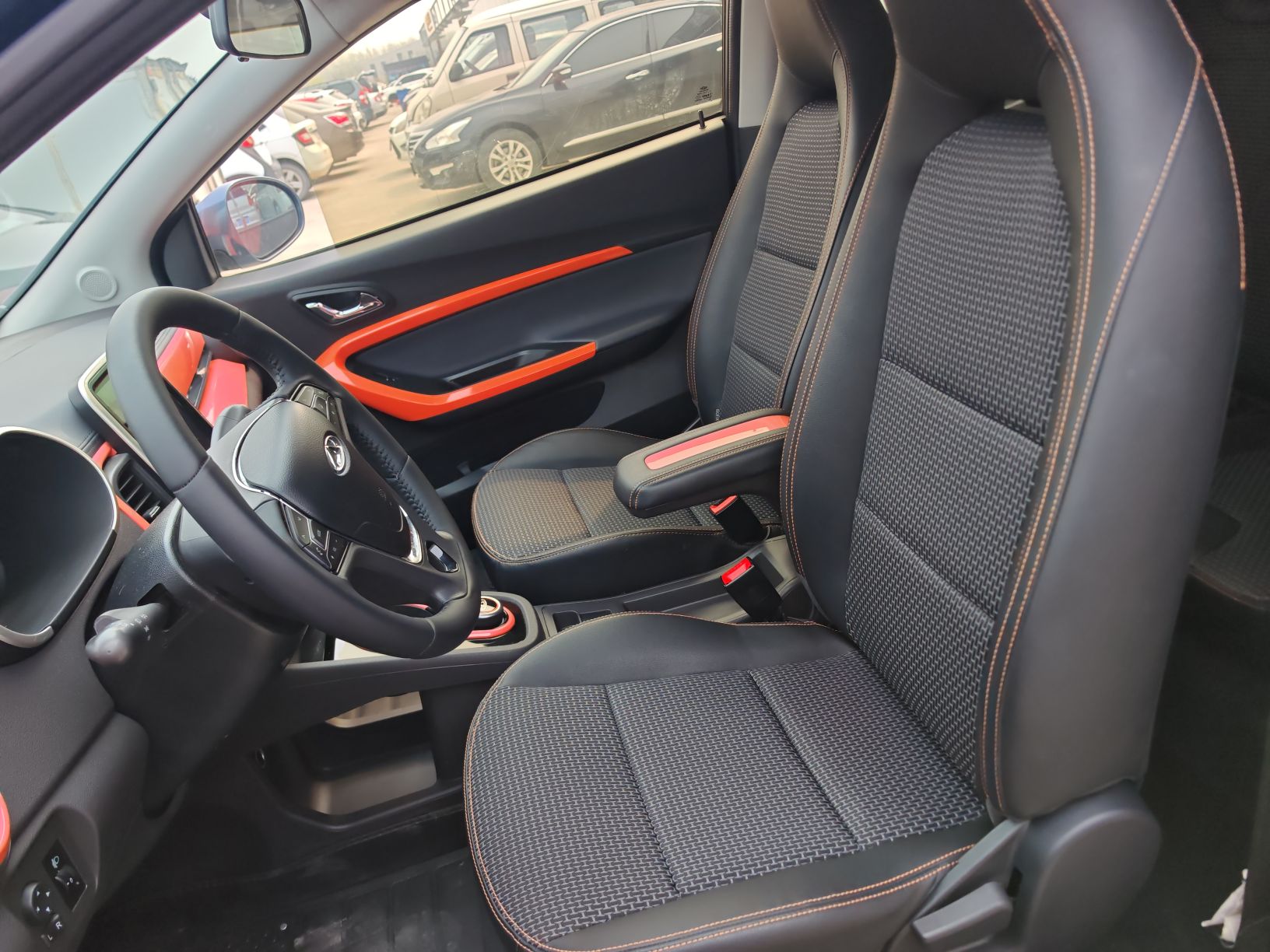 المقاعد الأمامية داخل السيارة