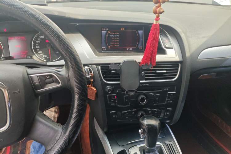 Used Audi A4L 2012 2.0 TFSI automatic standard version Audio And AC Panel