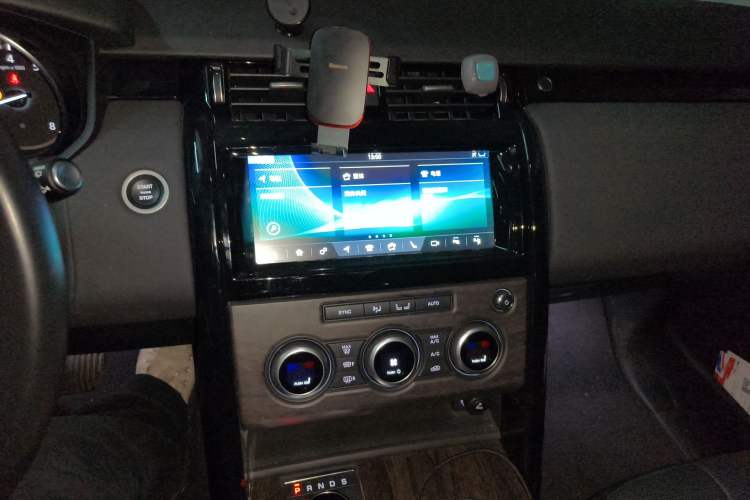 Used Land Rover Discovery 2018 3.0 SC V6 SE Audio And AC Panel