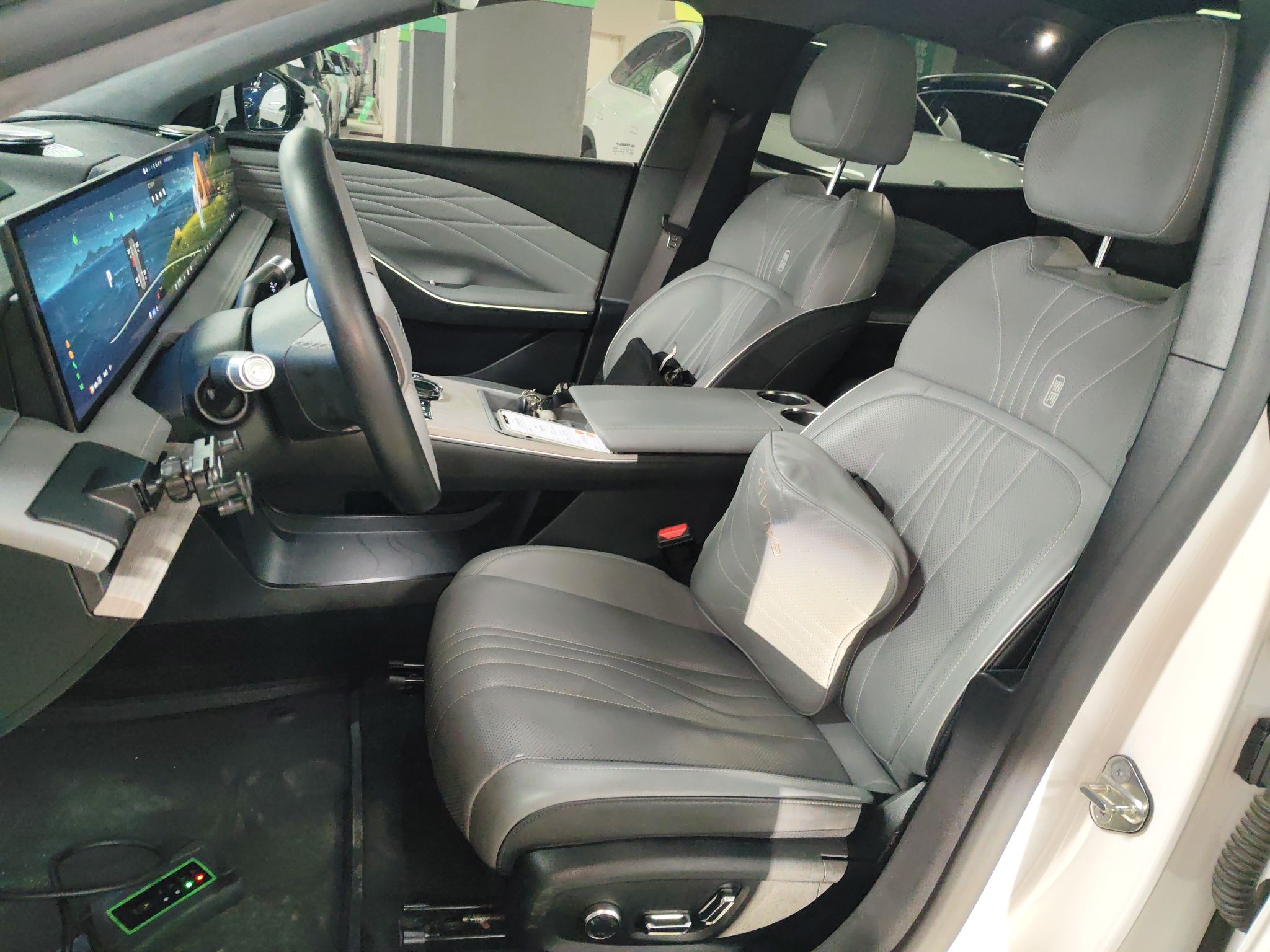 Переднее сиденье в автомобиле