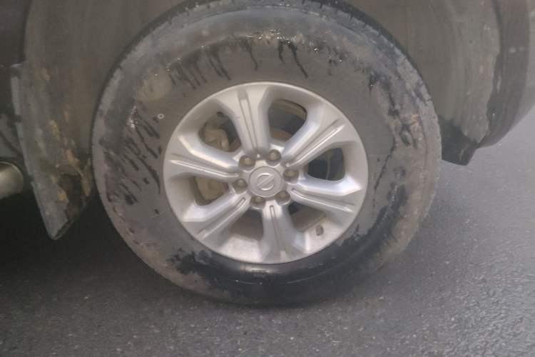 Used Nissan Navara 2017 2.5L Manual 4x4 Standard Edition QR25 Right Front Wheel Hub