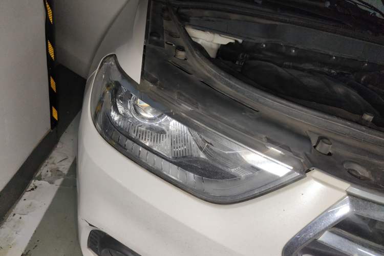 Used Haval H2 2018 Chuanxiang Edition 1.5T Dual-Clutch Two-Wheel Drive ZhiShang Model China V Standard Right Front Headlight