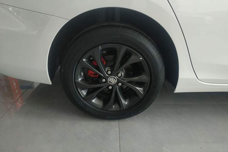 Used Buick Verano 2023 Pro GS Hunter Wind Edition Right Rear Wheel Hub