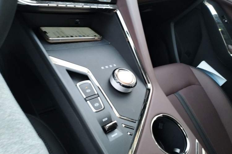 Used SOL X8 PLUS 2023 1.5 TGDI DCT Smart Edition 7-Seater Gear Lever