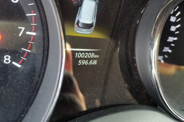 Used Nissan X-Trail 2015 2.0L CVT Comfort MAX Edition 2WD Odometer Close Up