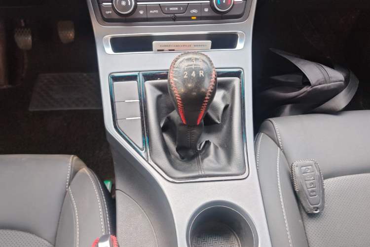 Used Geely Auto Emgrand 2019 Leading Edition 1.5L Manual Luxury Model China VI Standard Gear Lever
