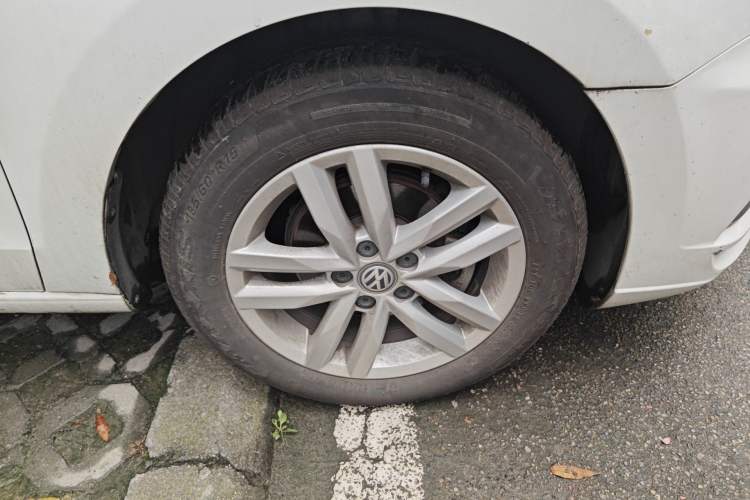 Used Volkswagen Jetta 2017 1.5L Manual Comfort Model Right Front Wheel Hub