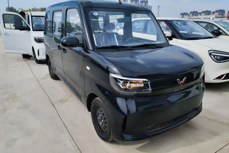 Used Wuling Zhiguang New Energy 2025 Standard Model Front Right 45 Deg