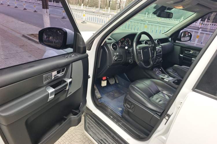 Used Land Rover Discovery 2016 3.0 SC Obsidian Black Heritage Edition HSE
