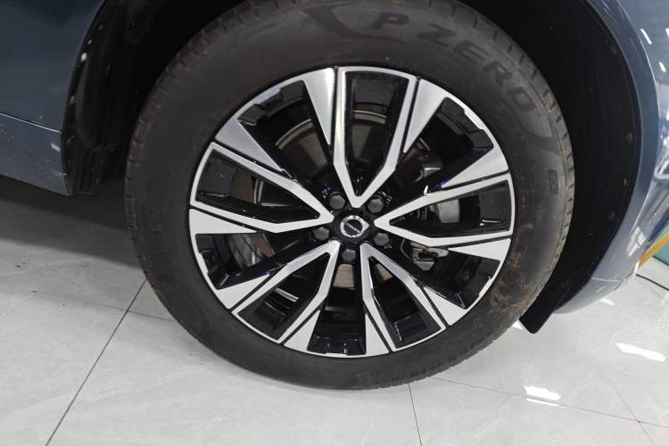 Used Volvo XC60 2024 B5 4x4 Smart Luxury Edition Right Front Wheel Hub