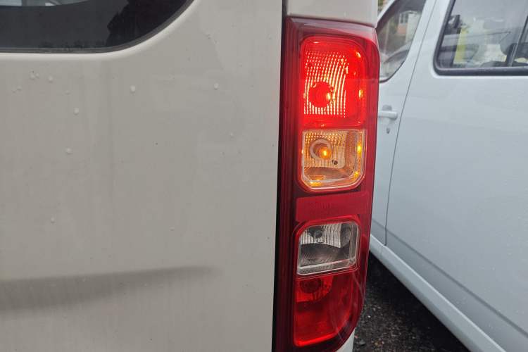 Used Wuling Yangguang 2024 300KM Comfort Version Passenger Van 75kW
