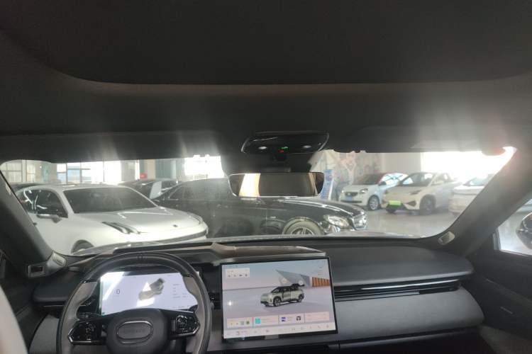 Used Lynk & Co 08 EM-P 2025 220 km All-Wheel-Drive Performance Halo