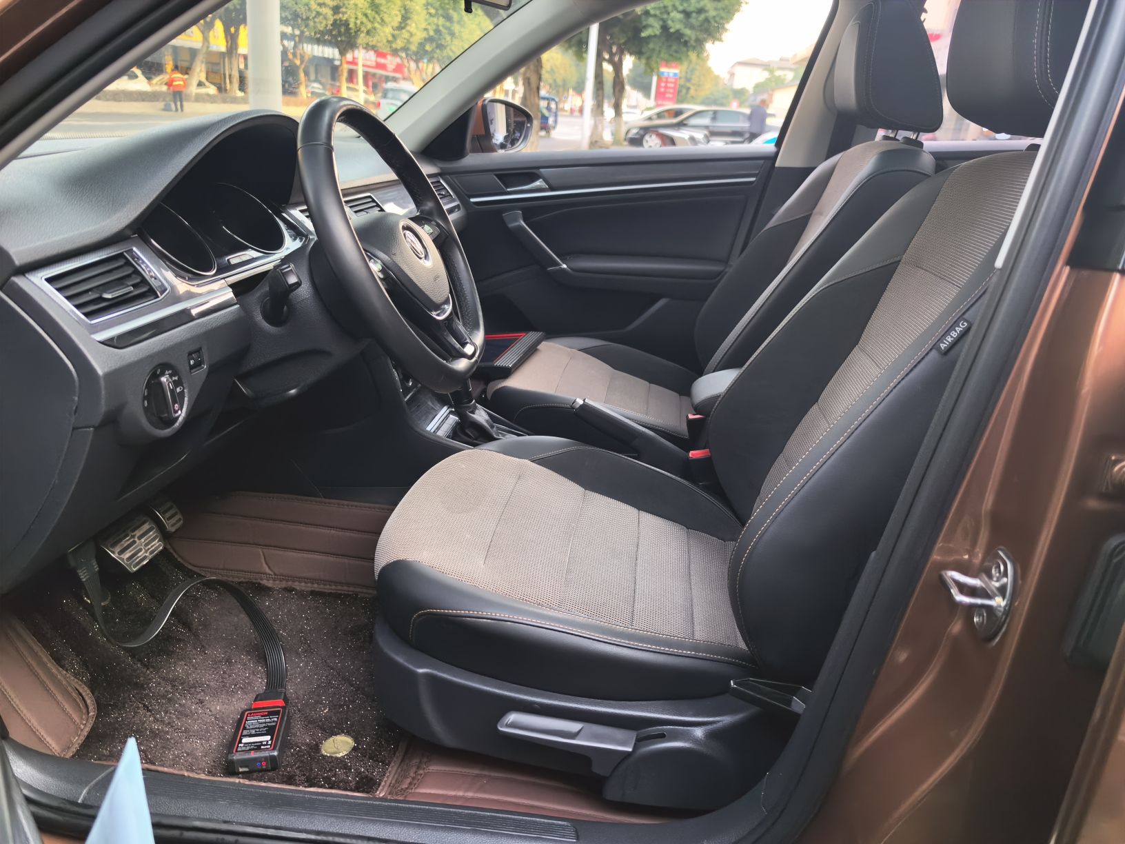 Переднее сиденье в автомобиле