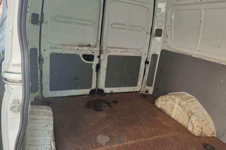 Used SAIC MAXUS Xintu V80 2021 2.0T Manual Classic City Delivery King Short Wheelbase Mid-Roof Design 3 Seats