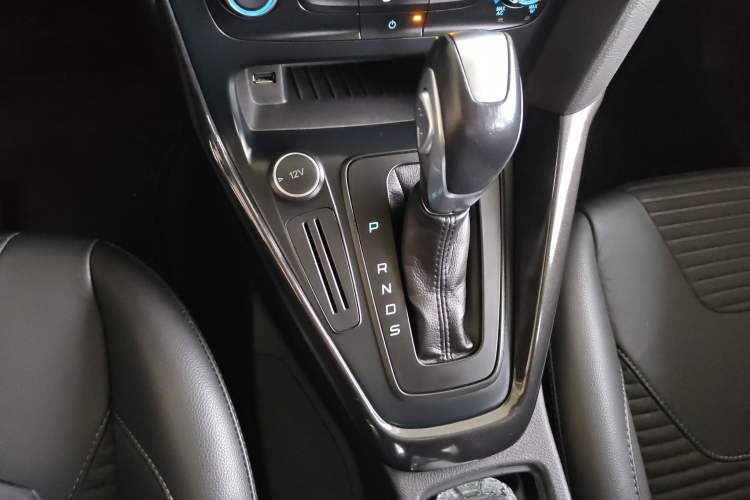 Used Ford Focus 2018 Sedan Classic 1.6L Automatic Trendy SmartDrive Edition Gear Lever