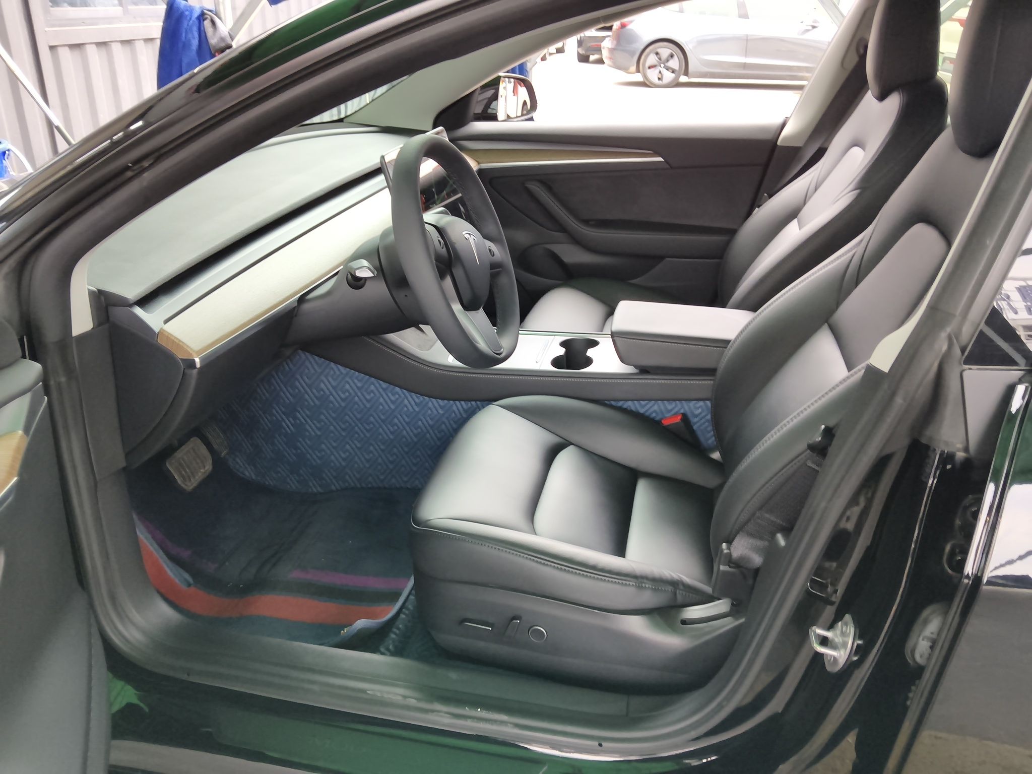 Переднее сиденье в автомобиле