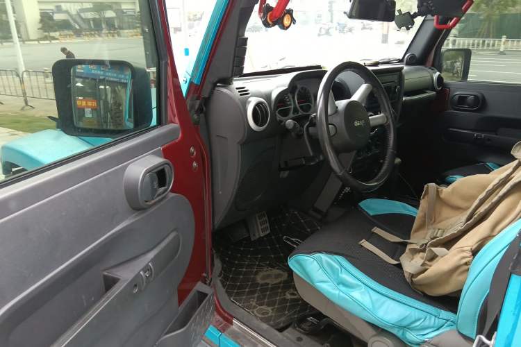 Used Jeep Wrangler 2008 3.8L Sahara two-door model Driver Seat