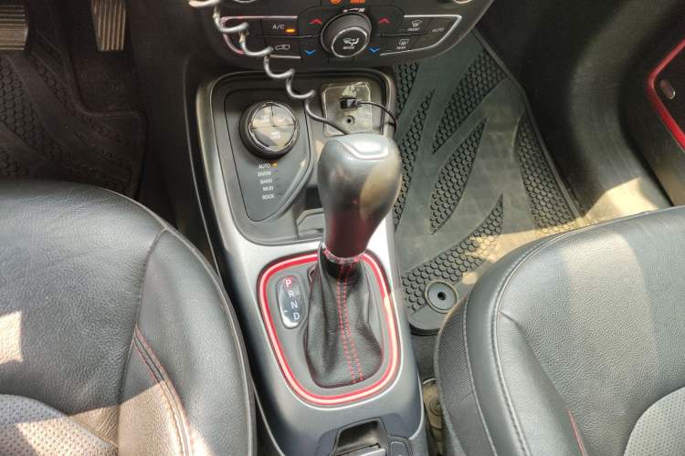 Used Jeep Compass 2017 200TS Automatic High-Performance All-Wheel Drive Edition Gear Lever