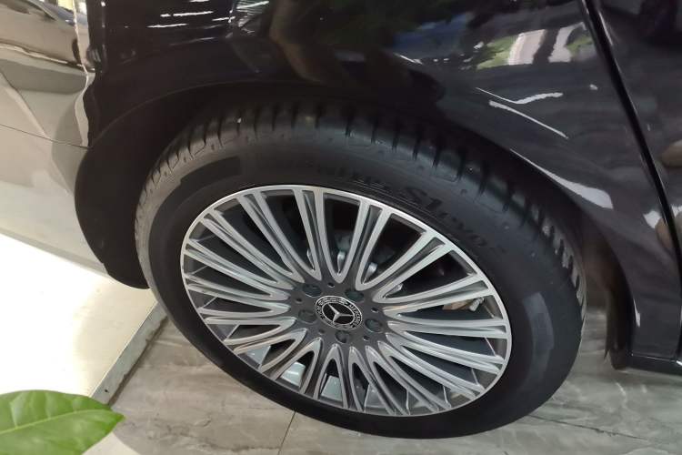 Used Mercedes-Benz E-Class 2022 Updated E 300 L Luxury Edition Right Rear Wheel Hub