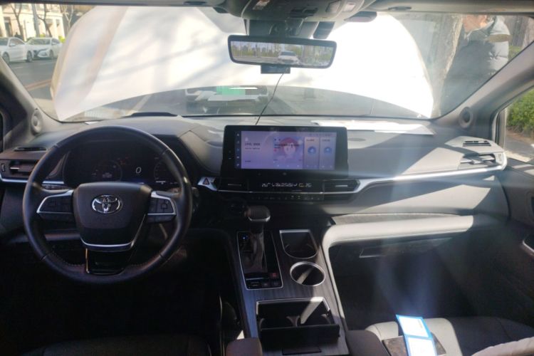 Used Toyota SIENNA 2021 2.5L Hybrid Platinum Edition Center Console