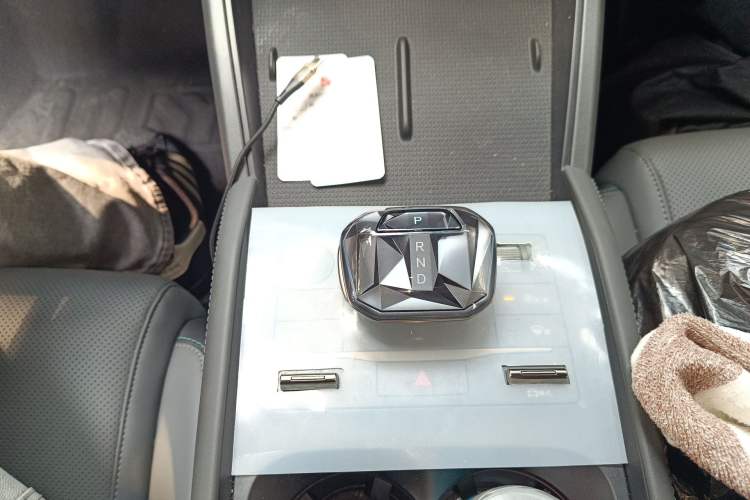 Used BYD Qin L 2025 DM-i Smart Drive 80KM Leading Model Gear Lever