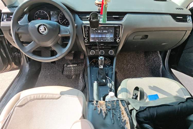 Used Skoda Octavia 2015 1.4TSI DSG Eado Edition Center Console